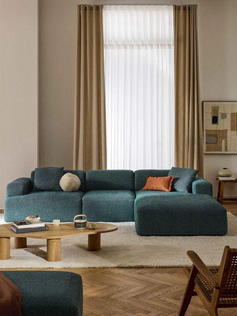 canapé melva bleu dans salon beige et marron