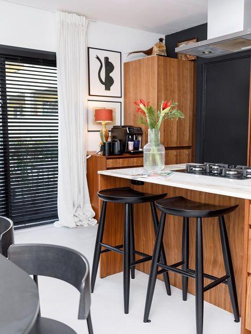 petite cuisine noire et bois, style 90's