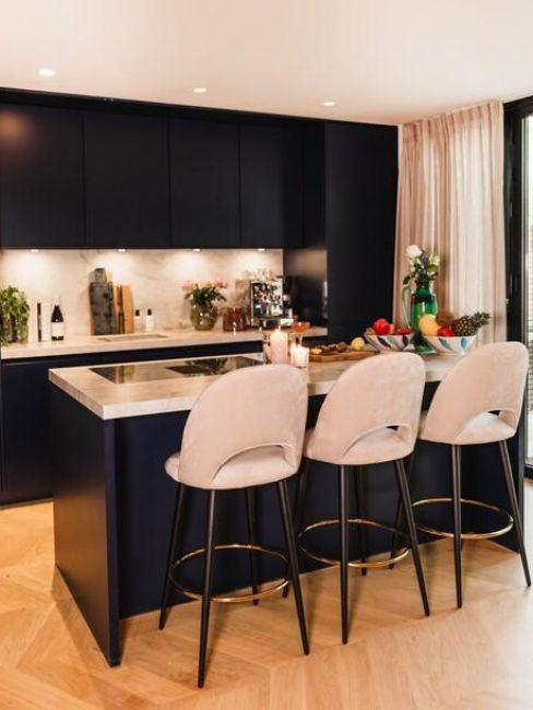 cuisine noire et bois, chaises hautes en velours