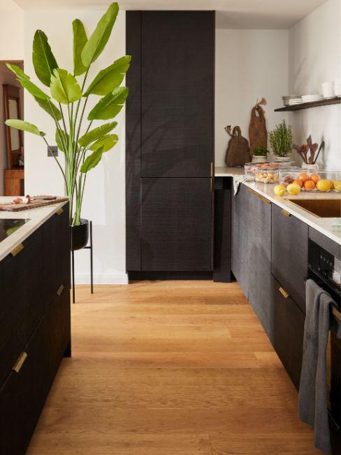 cuisine noire et bois avec îlot