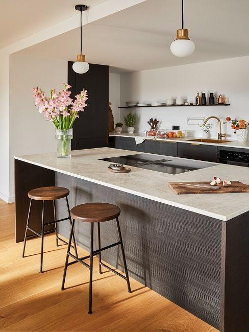 cuisine noire et bois moderne avec ilot