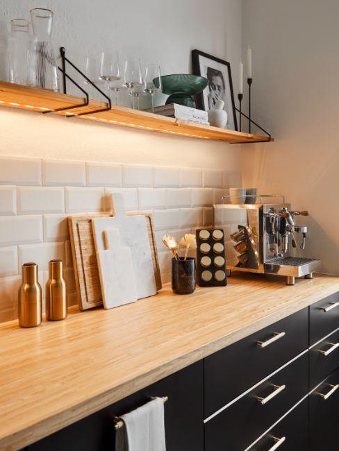 cuisine moderne simple, noir et bois, briques blanches