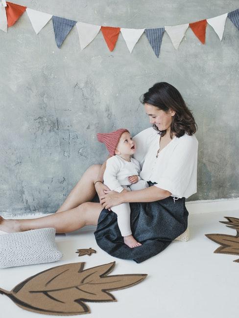 maman et son enfant assis par terre, message fete de meres