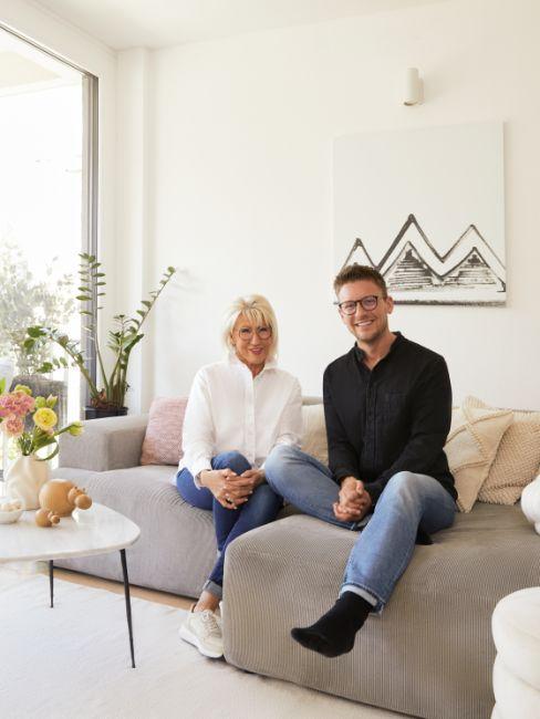 bonne fête maman, mère et son fils assis sur un canapé