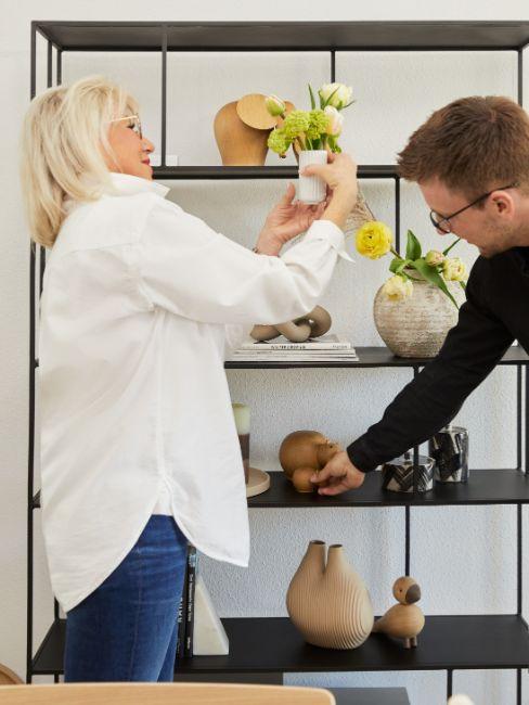 homme et sa mère, étagère, vases, fleurs, fête des mères