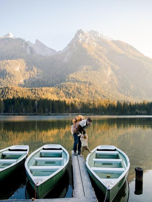 papa avec son fils devant un lac de montagne