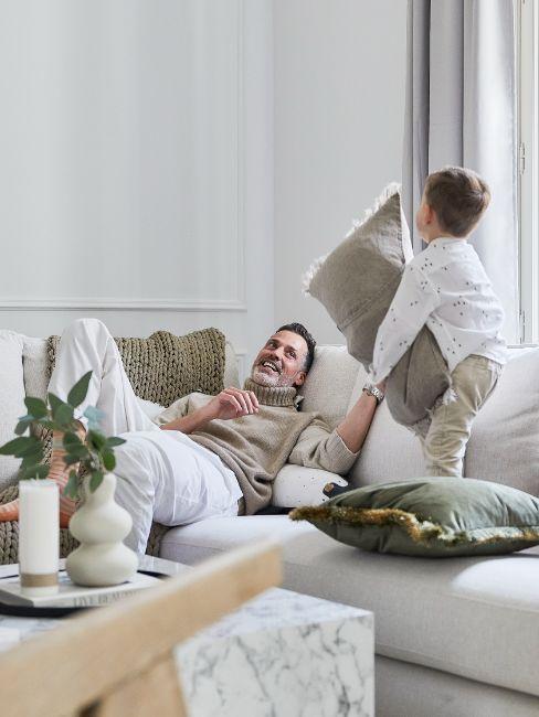 bonne fête papa, enfant qui joue avec son père