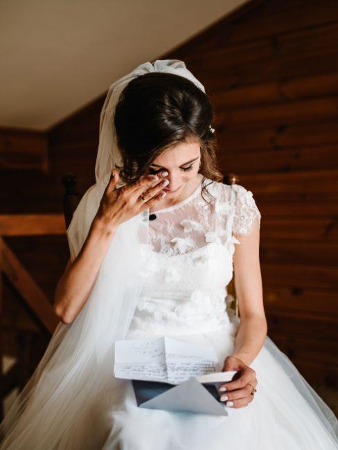 felicitation mariage, mariée émue lisant une carte