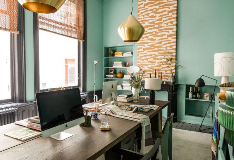 salon, murs vert de gris, suspension dorée, ordinateur