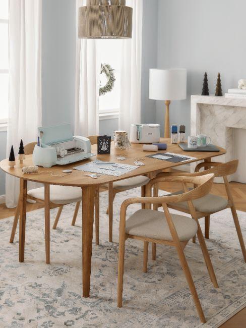bureau installé dans un salon, bois clair