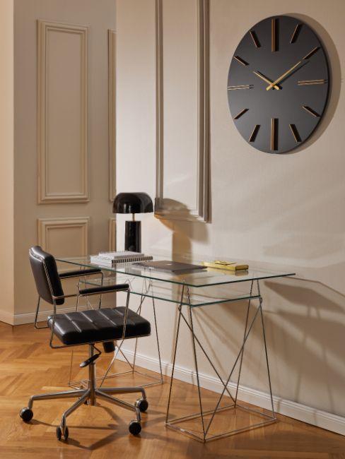 Bureau de salon design, bureau en verre, chaise en cuir noir