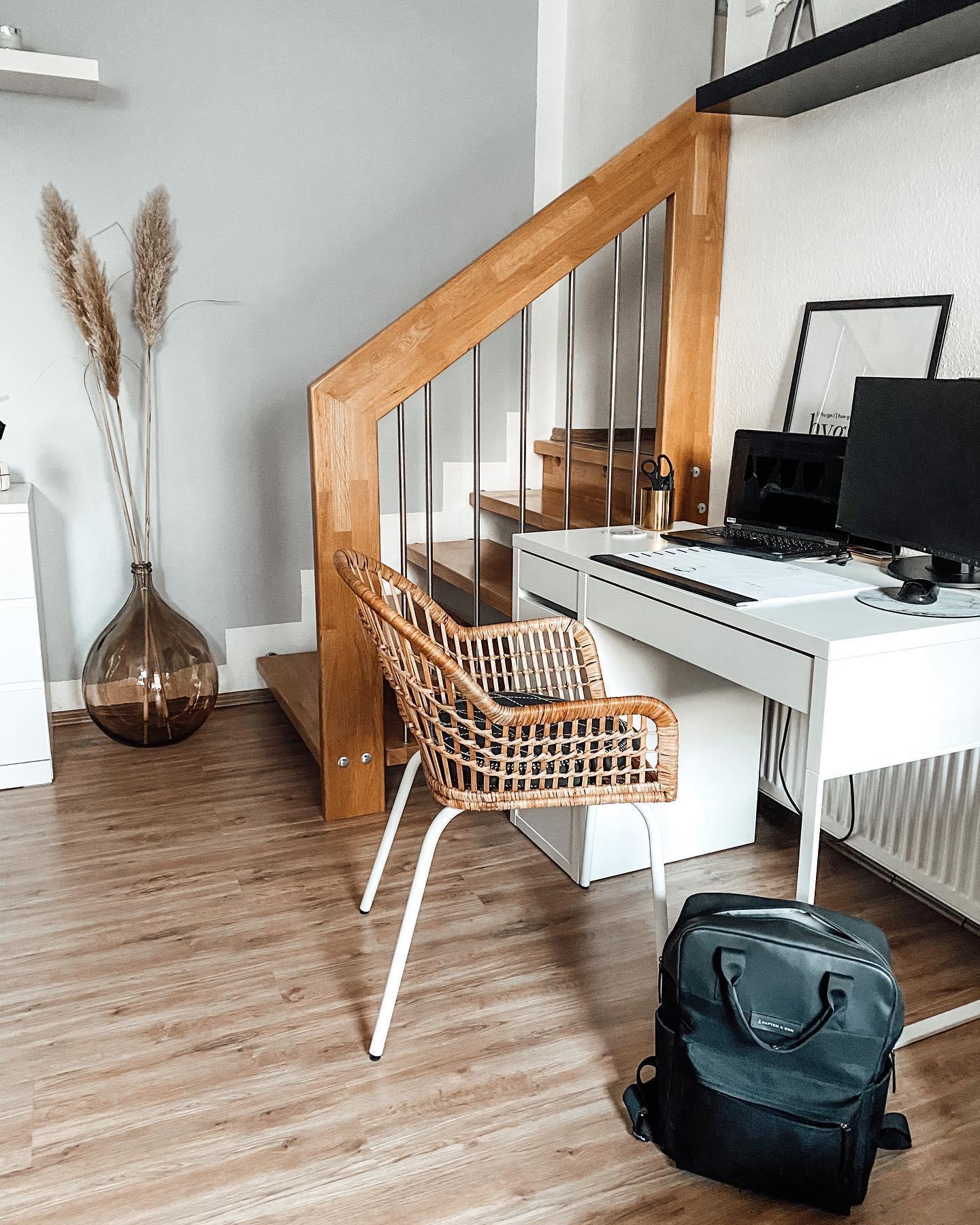 bureau, escalier, chaise en rotin
