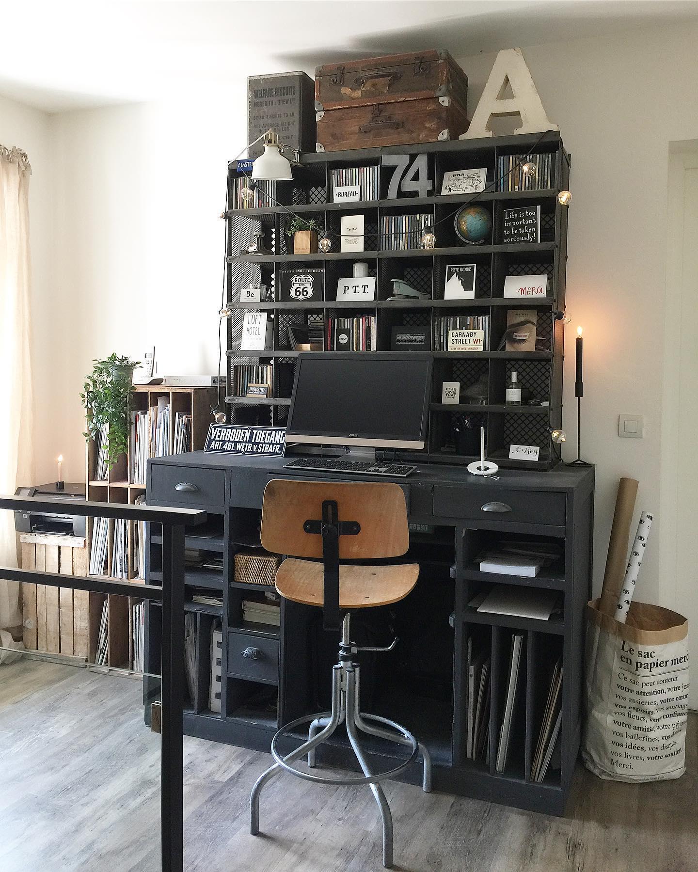 bureau noir vintage dans un salon