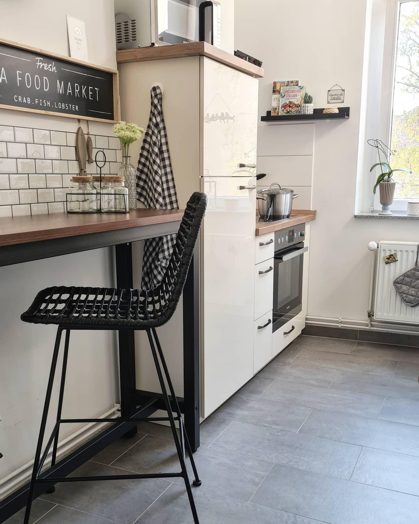 bureau de salon sur comptoir, cuisine