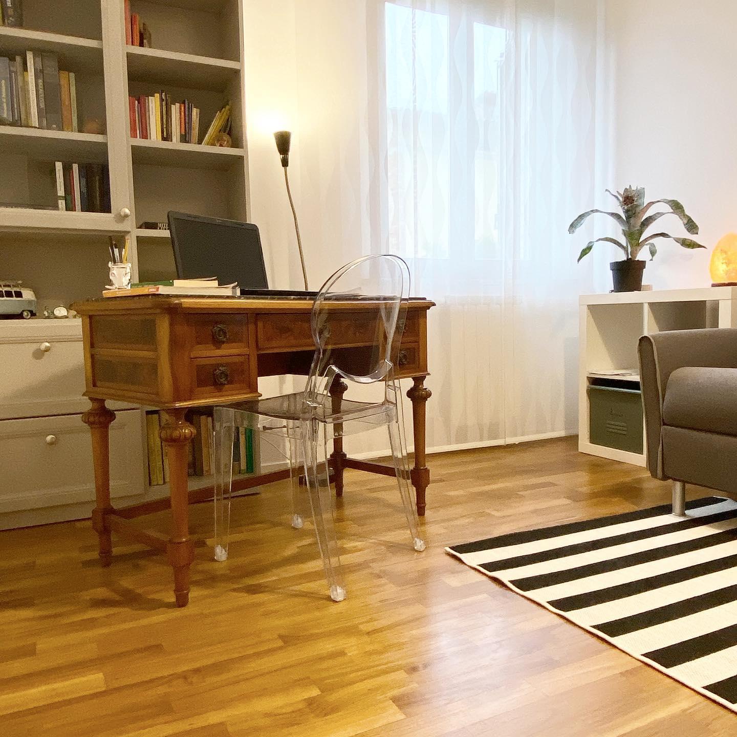 bureau de salon ancien, chaise en plastique transparent