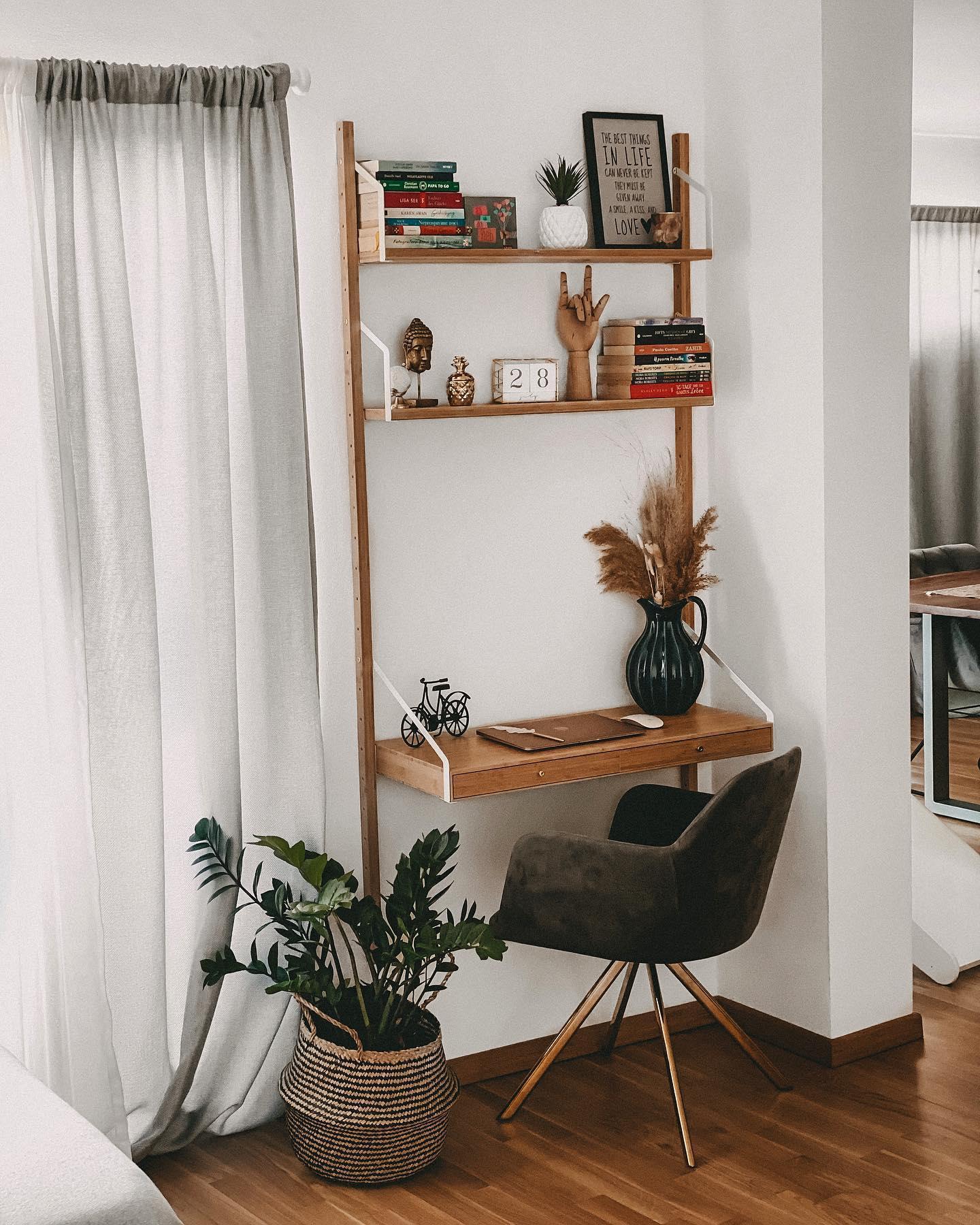 bureau de salon dans une étagère