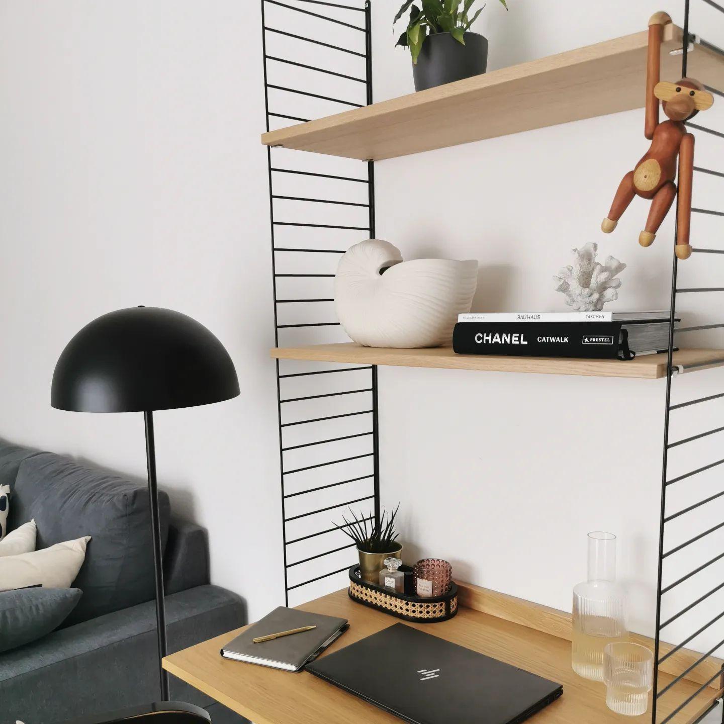 bureau dans étagère, lampadaire champignon, salon