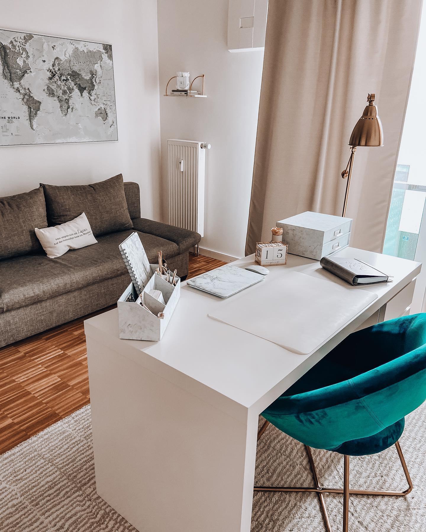 Bureau de salon, chaise en velours turquoise