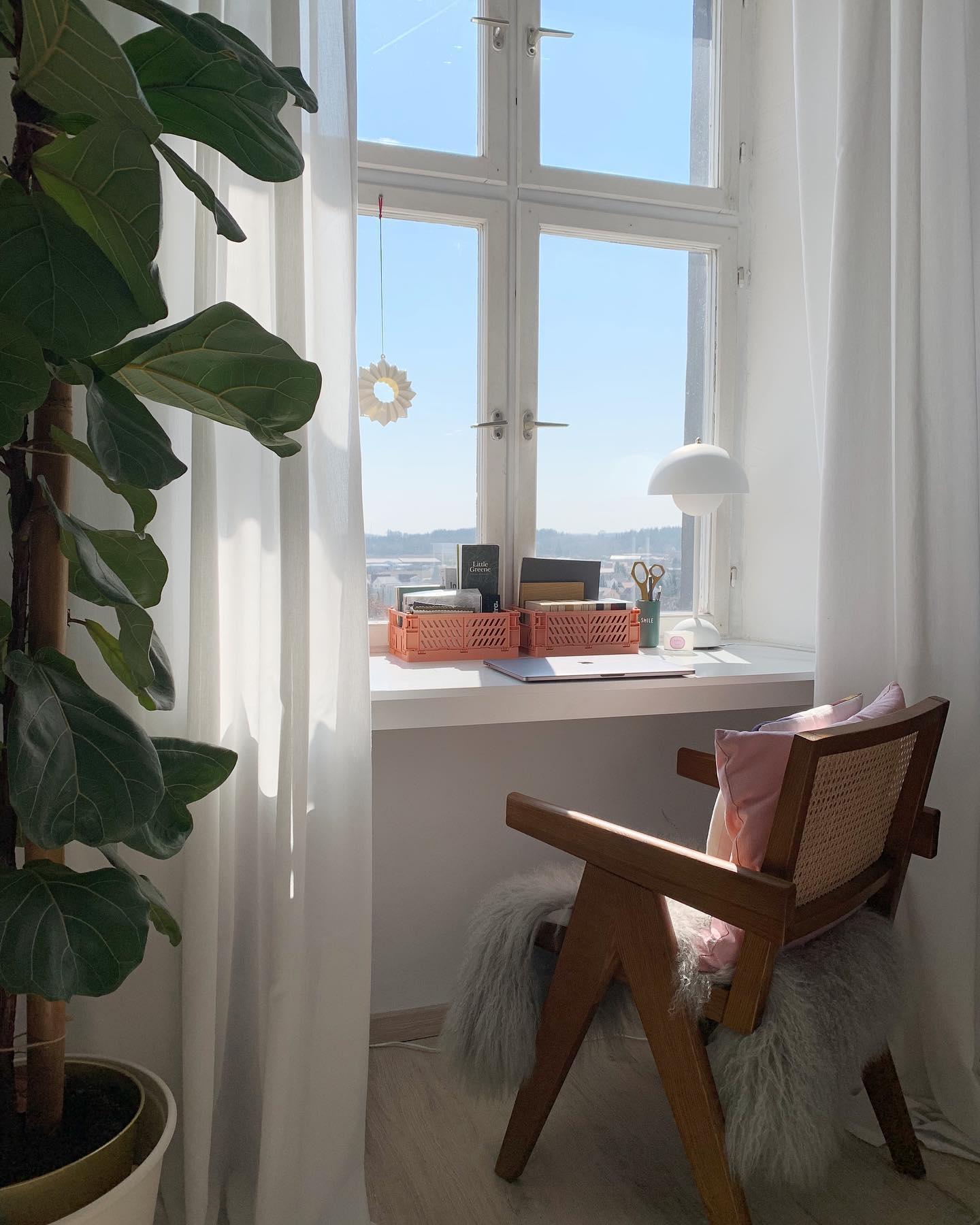 bureau sur rebord de fenête, vue, ciel bleu