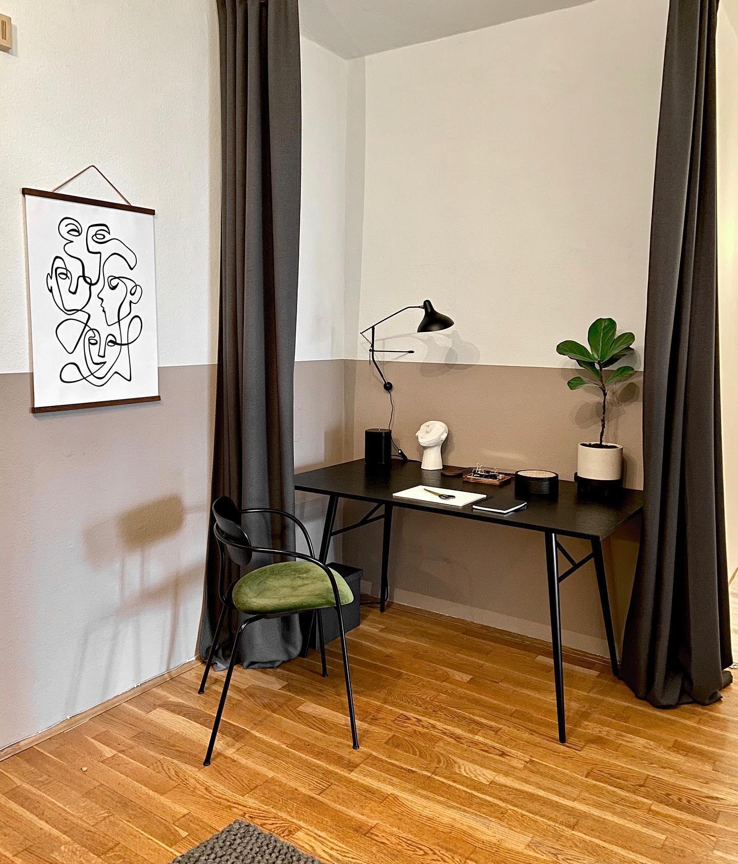 bureau de salon, rideaux noirs autour