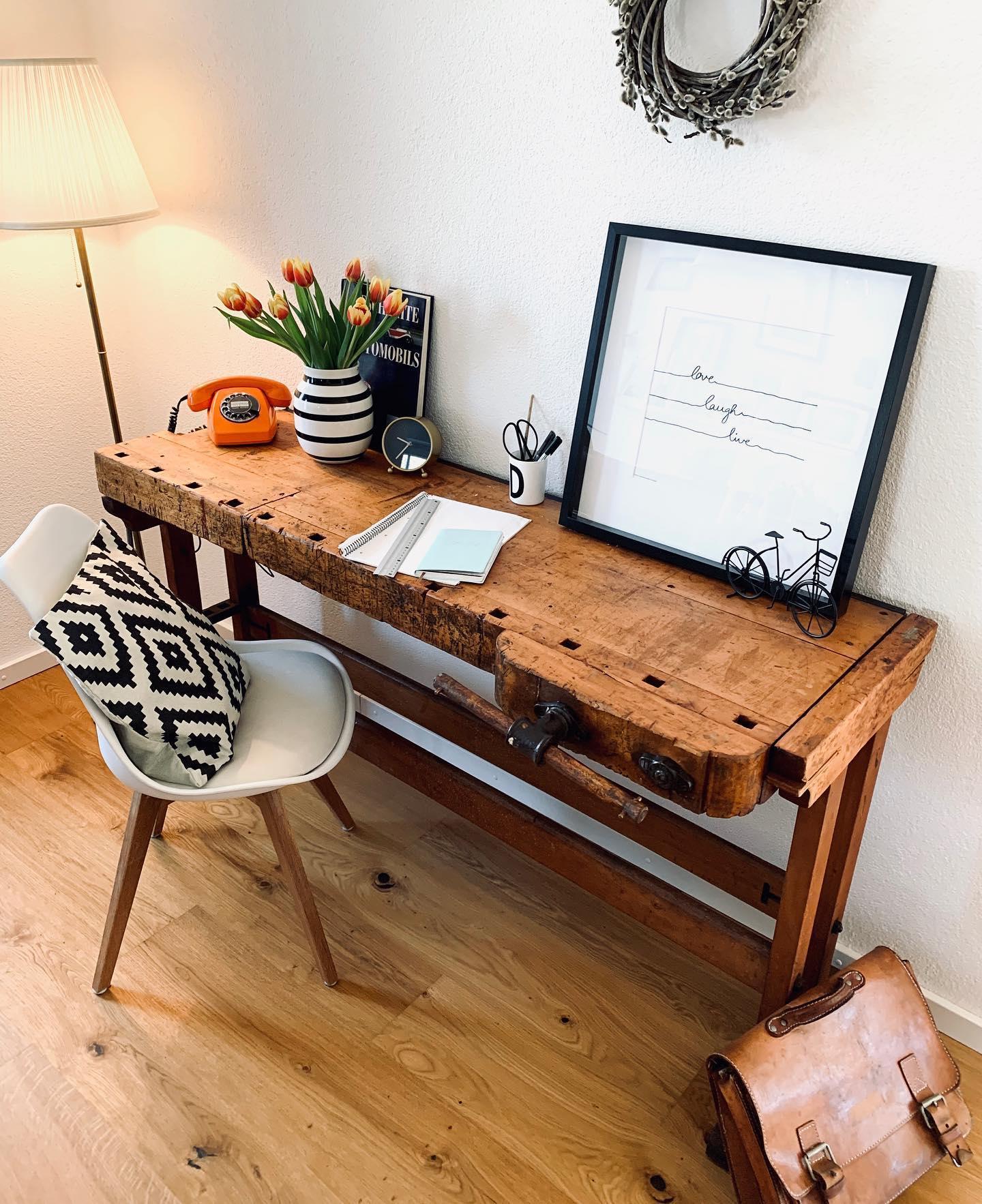 bureau de salon en bois brut