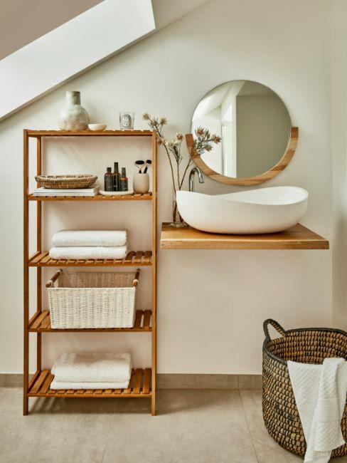 salle de bain blanche et bois, miroir rond