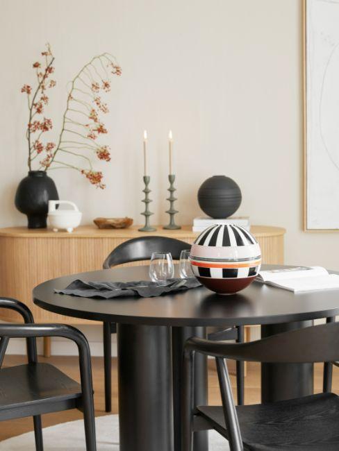 table et chaises design noires, assiettes design en boule