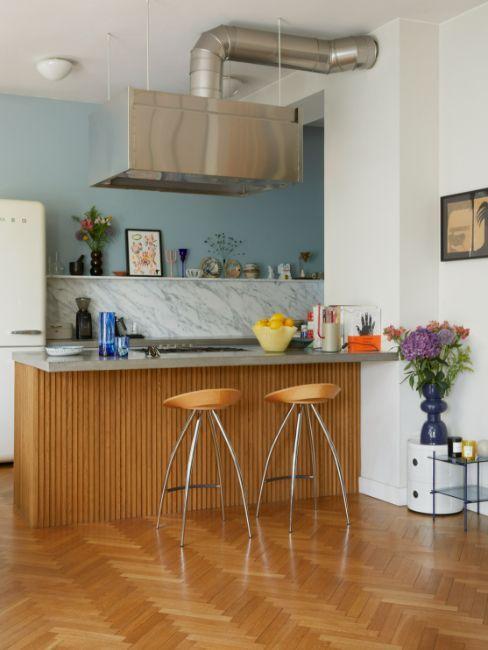 côté bar, chaises hautes, bois, mur bleu