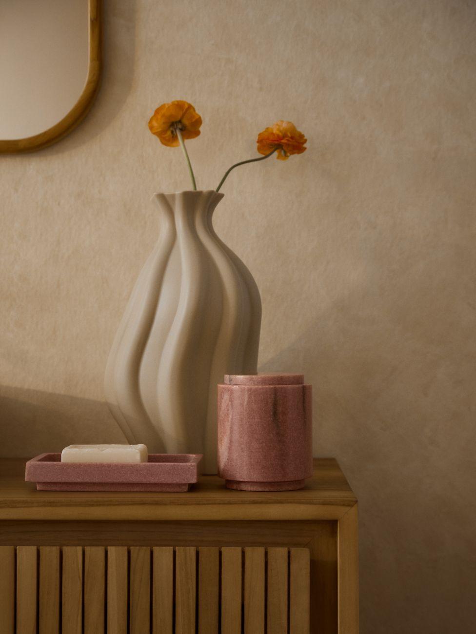 vase organique, fleurs, gobelet et porte-savon en marbre