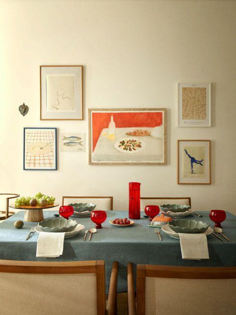 couleur tendance 2024, verres et carafe orange funky, tableaux