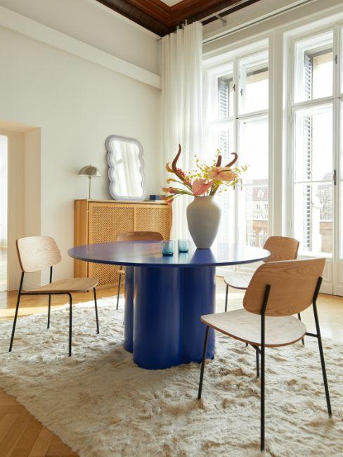 couleur tendance 2024, salle à manger beige, table bleue