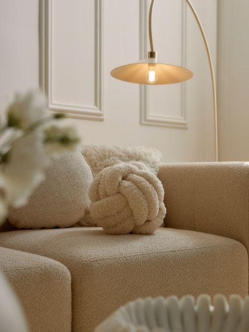 salon design cosy, tissu bouclette, coussin nœud, canapé