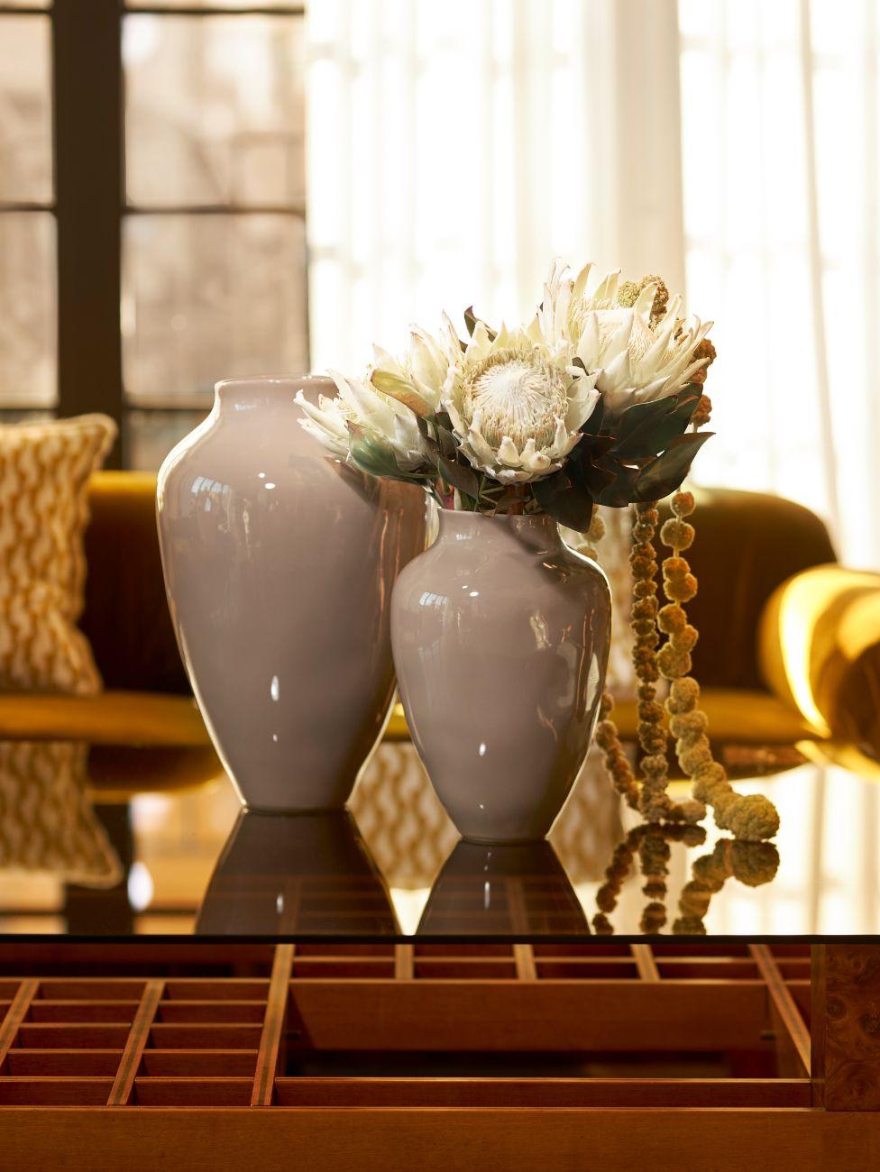 tendance déco 2024, vases beige finition glossy, fleurs blanches