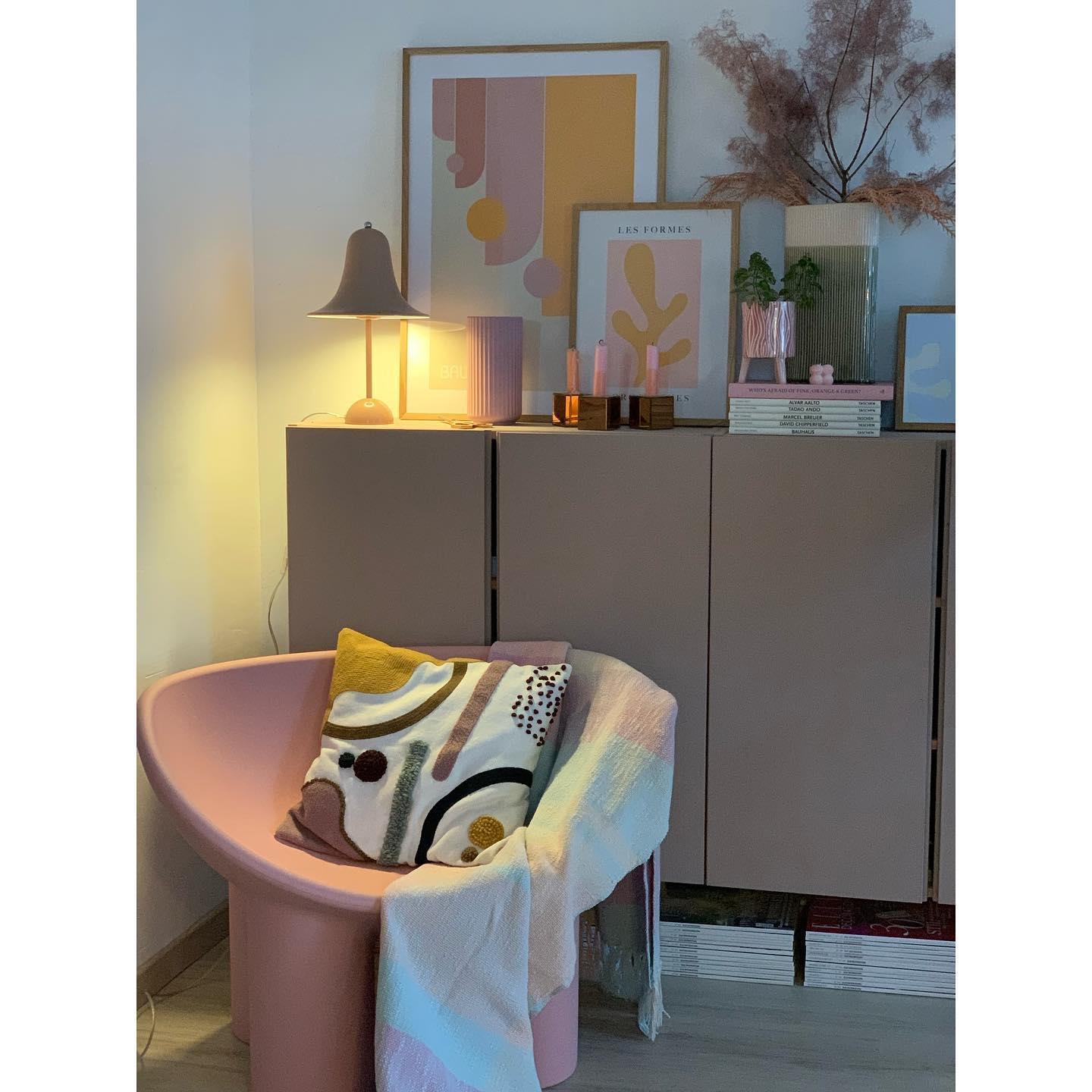 tendance déco 2024, intérieur arty coloré, coussin arty, tableaux abstraits