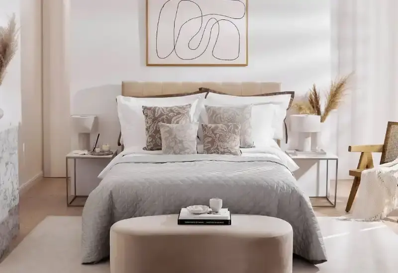 chambre romantique, tons pastel et beige, bout lit à forme organique, couvre-lit en velours gris