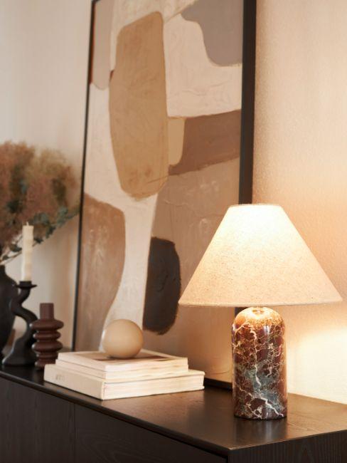 meuble de couloir, lampe allumée