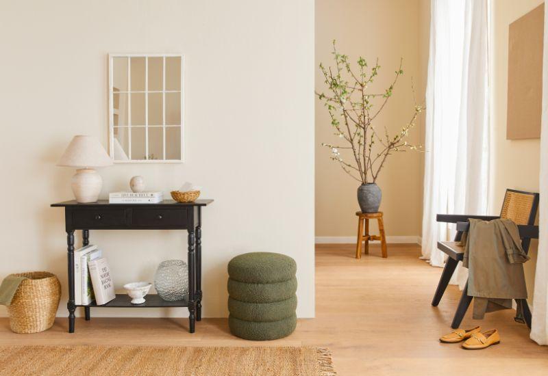 aménager entrée couloir, pouf avec rangement, commode, chaise en rotin