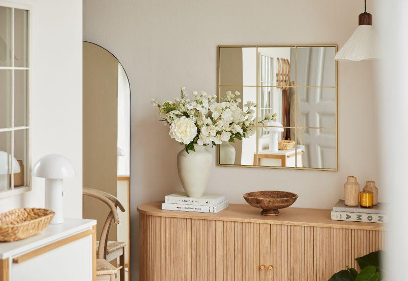 commode, vase, bouquet de fleurs, miroir
