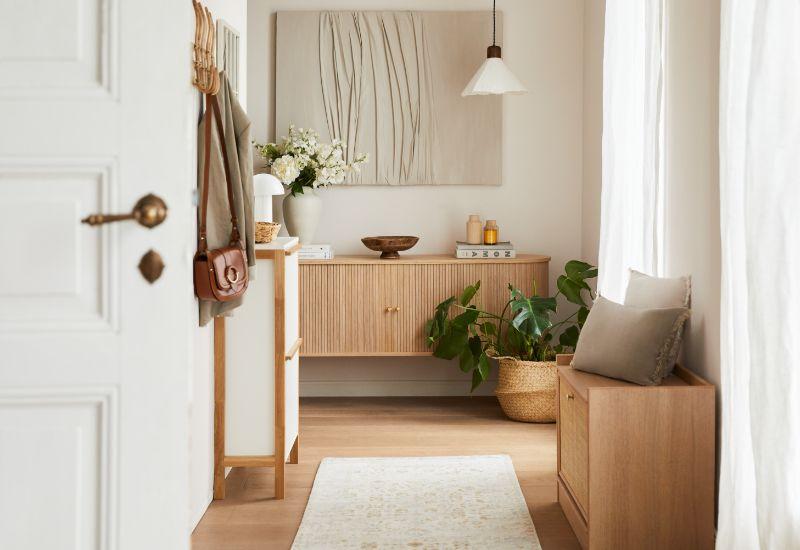 aménager entrée couloir, meubles en bois, tableau abstrait