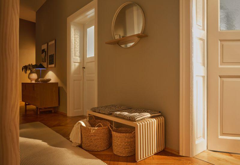 aménager entrée couloir, banc en bois, paniers de rangement, miroir rond avec étagère