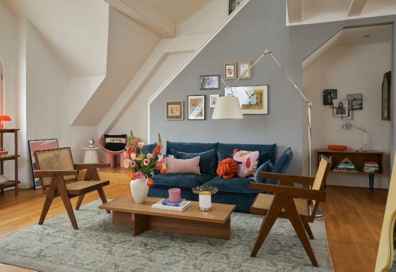 salon moderne, style arty, pan de mur gris aluminium, tableaux