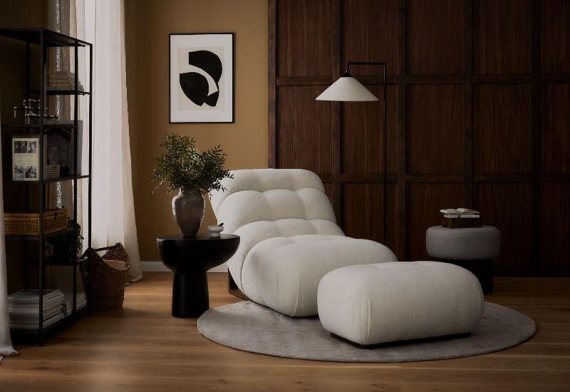 salon, murs beige, fauteuil à bourrelets blanc