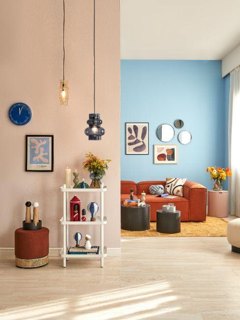 salon style arty, mur rose chair, mur bleu ciel, canapé terracotta