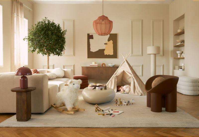 salon moderne familial, murs blanc crème