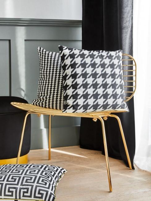 chaise dorée, coussins noir et blanc