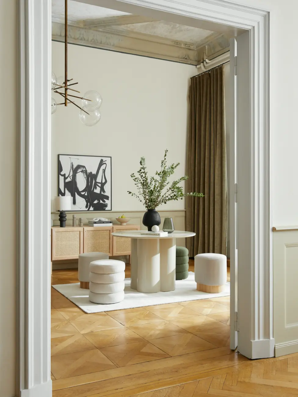 salon style contemporain, table organique, tabourets design