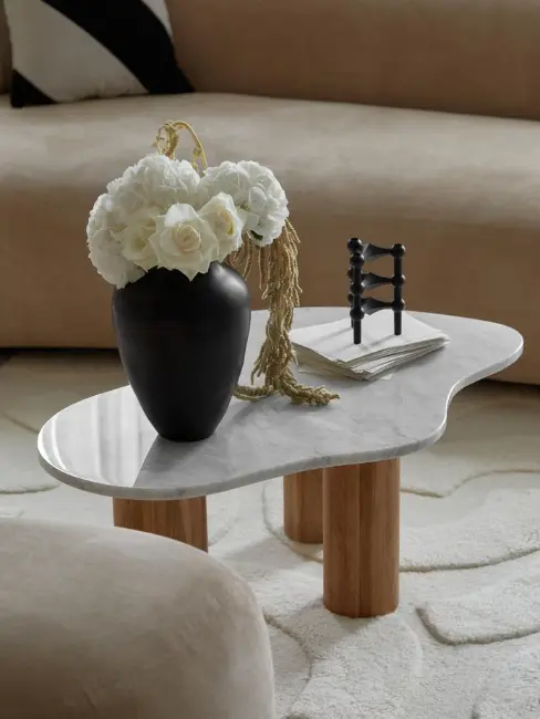 table basse en marbre, pieds en bois, forme orgamique