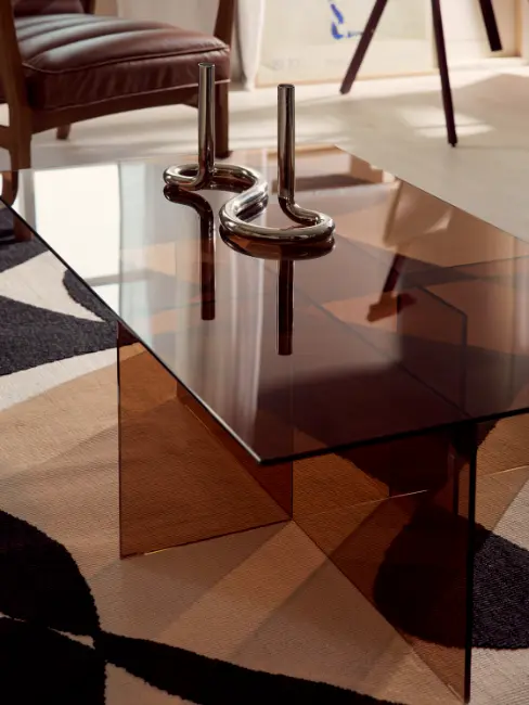 meuble années 70, gros plan sur table en verre fumé