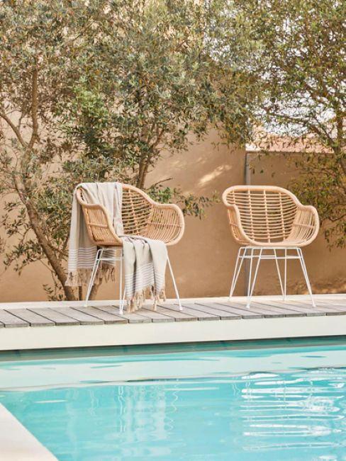 chaise costa au bord de la piscine avec fouta