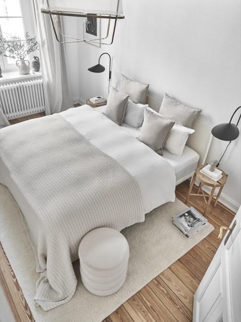 chambre scandinave gris clair et blanc crème, appliques murales noires